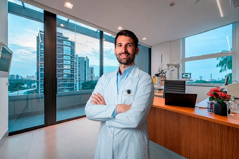 Dr. Thiago Silveira em seu consultório