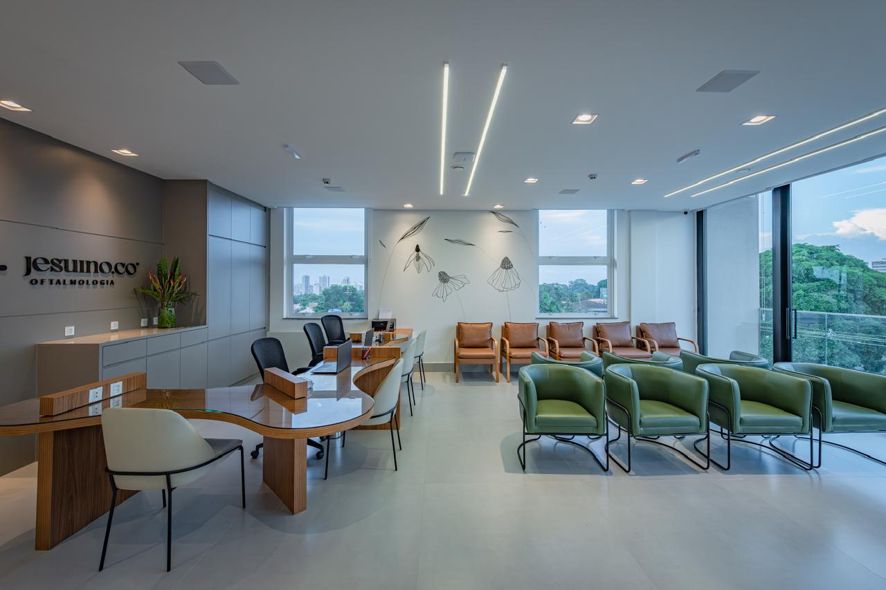 Sala de espera com vista para a cidade